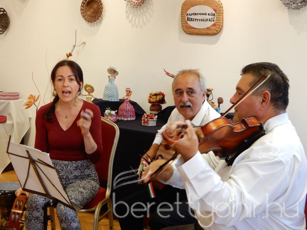 A berettyóújfalui papírfonó kör kiállítása 06